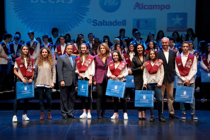 Entrega de 100 Becas FUNDAL 2017 - Imagen del alcalde García de Vinuesa y otras autoridades posando en el escenario con alguno de los alumnos premiados.
