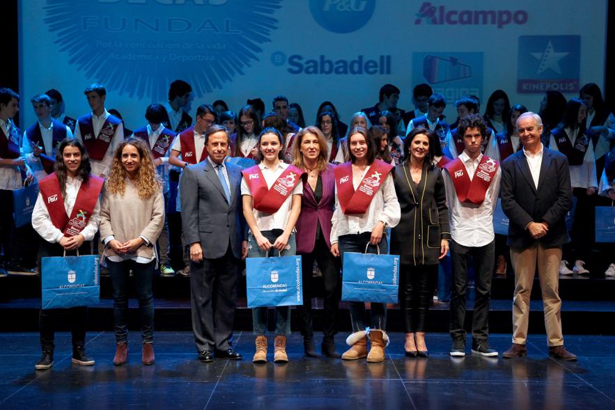 Entrega de 100 Becas FUNDAL 2017 - Imagen del alcalde García de Vinuesa y otras autoridades posando en el escenario con alguno de los alumnos premiados.