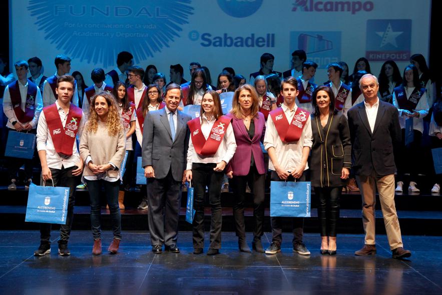 Entrega de 100 Becas FUNDAL 2017 - Imagen del alcalde García de Vinuesa y otras autoridades posando en el escenario con alguno de los alumnos premiados.