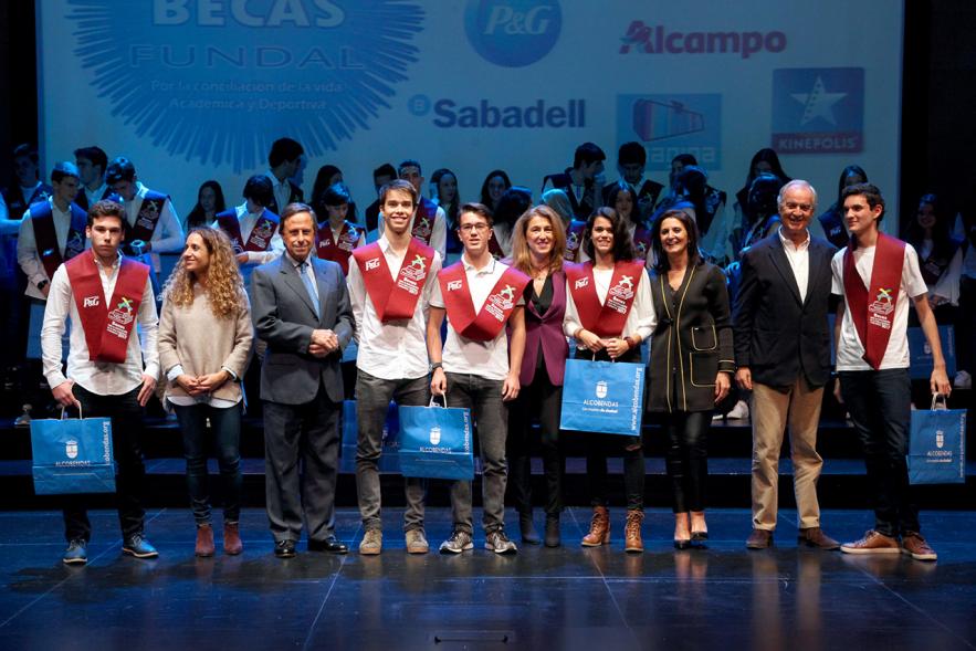 Entrega de 100 Becas FUNDAL 2017 - Imagen del alcalde García de Vinuesa y otras autoridades posando en el escenario con alguno de los alumnos premiados.