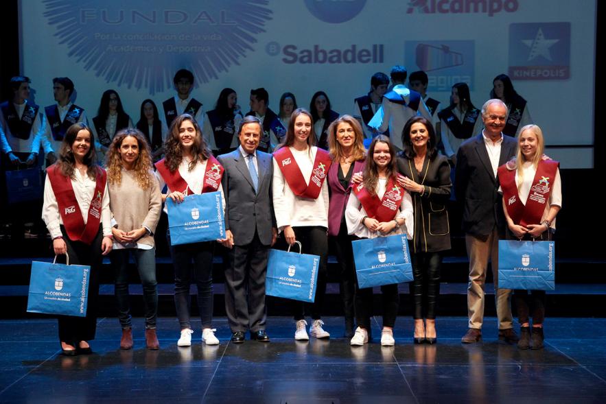 Entrega de 100 Becas FUNDAL 2017 - Imagen del alcalde García de Vinuesa y otras autoridades posando en el escenario con alguno de los alumnos premiados.