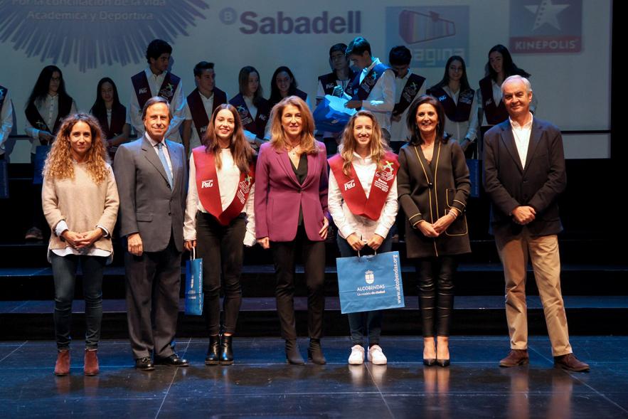 Entrega de 100 Becas FUNDAL 2017 - Imagen del alcalde García de Vinuesa y otras autoridades posando en el escenario con alguno de los alumnos premiados.