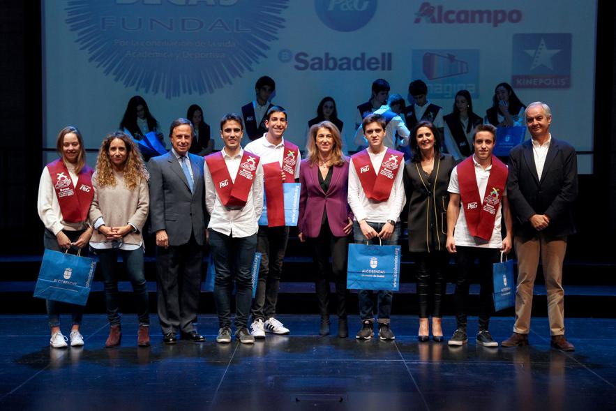 Entrega de 100 Becas FUNDAL 2017 - Imagen del alcalde García de Vinuesa y otras autoridades posando en el escenario con alguno de los alumnos premiados.
