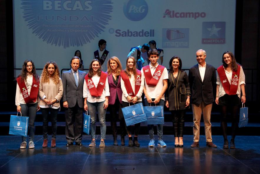 Entrega de 100 Becas FUNDAL 2017 - Imagen del alcalde García de Vinuesa y otras autoridades posando en el escenario con alguno de los alumnos premiados.