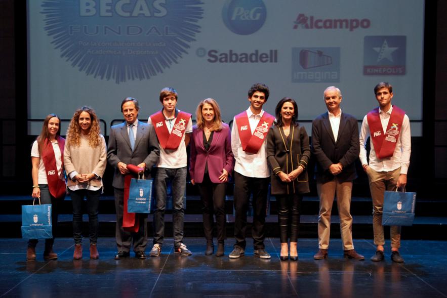 Entrega de 100 Becas FUNDAL 2017 - Imagen del alcalde García de Vinuesa y otras autoridades posando en el escenario con alguno de los alumnos premiados.
