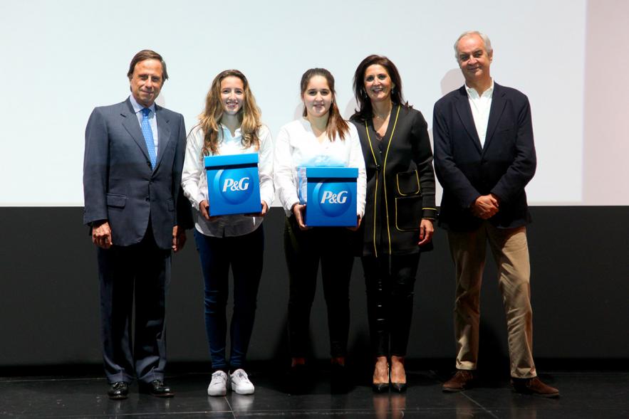 Entrega de 100 Becas FUNDAL 2017 - Imagen del alcalde García de Vinuesa y otras autoridades posando en el escenario con alguno de los alumnos premiados.
