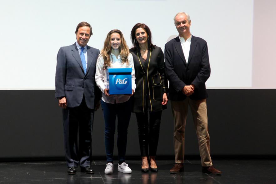 Entrega de 100 Becas FUNDAL 2017 - Imagen del alcalde García de Vinuesa y otras autoridades posando en el escenario con una alumna premiada.
