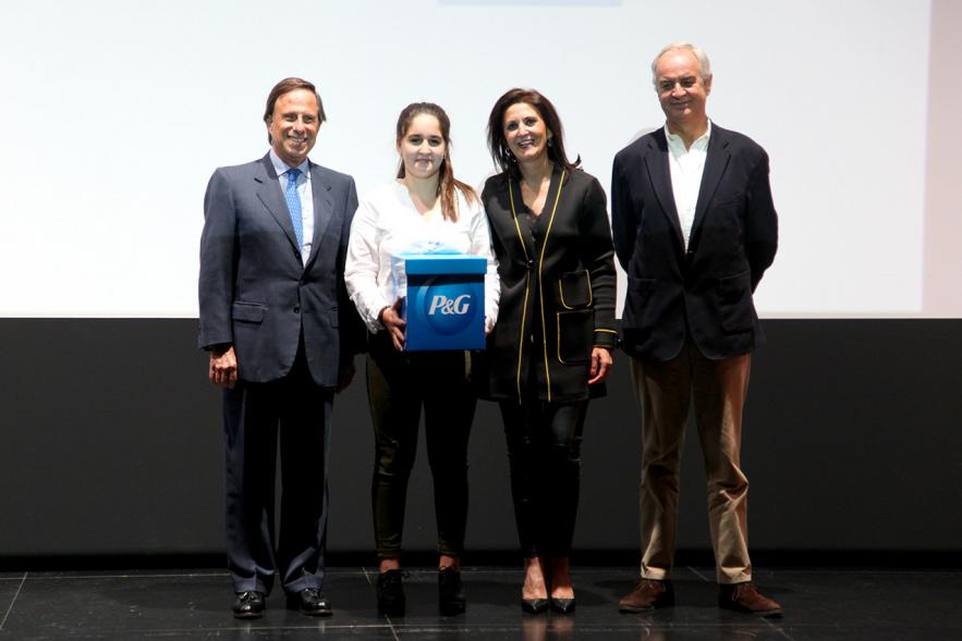 Entrega de 100 Becas FUNDAL 2017 - Imagen del alcalde García de Vinuesa y otras autoridades posando en el escenario con una alumna premiada.