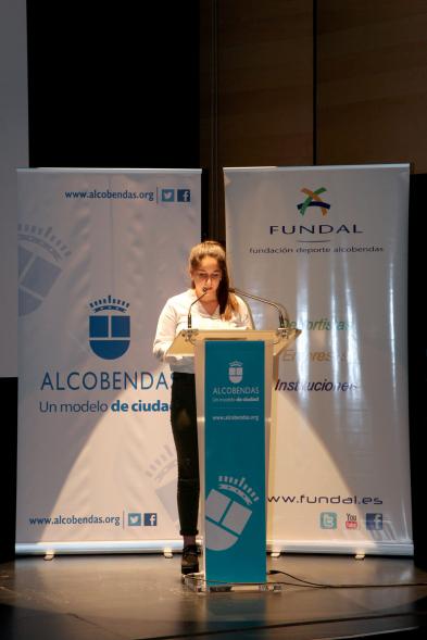 Entrega de 100 Becas FUNDAL 2017 - Imagen de una de las alumnas premiadas dirigiéndose al público desde el escenario.