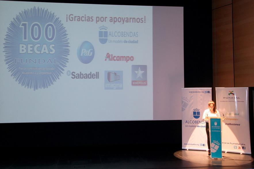 Entrega de 100 Becas FUNDAL 2017 - Imagen lejana de una de las alumnas premiadas dirigiéndose al público desde el escenario.
