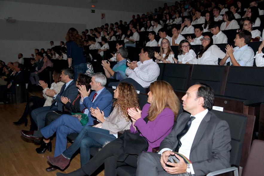 Entrega de 100 Becas FUNDAL 2017 - Imagen autoridades asistentes al acto, sentadas entre el público.