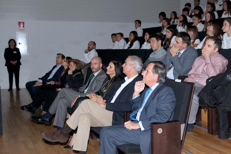 Entrega de 100 Becas FUNDAL 2017 - Imagen del alcalde García de Vinuesa y otras autoridades sentados entre el público asistente.