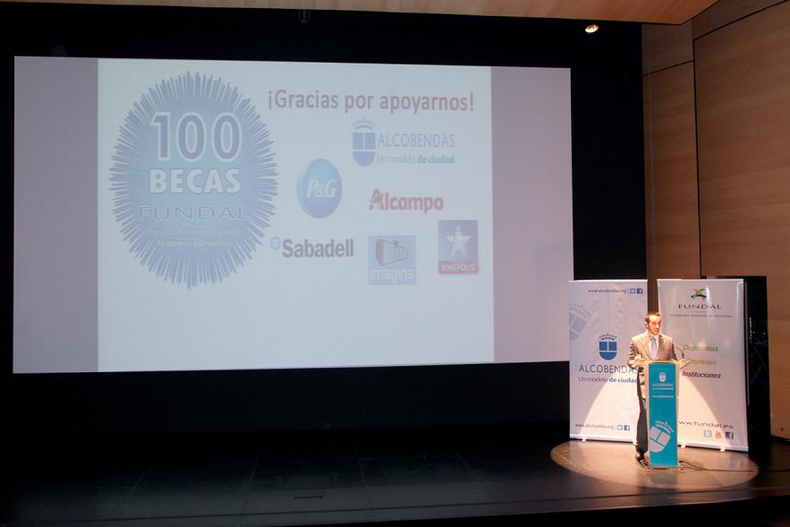 Entrega de 100 Becas FUNDAL 2017 - Imagen de persona dirigiéndose a los asistentes al acto desde el escenario.