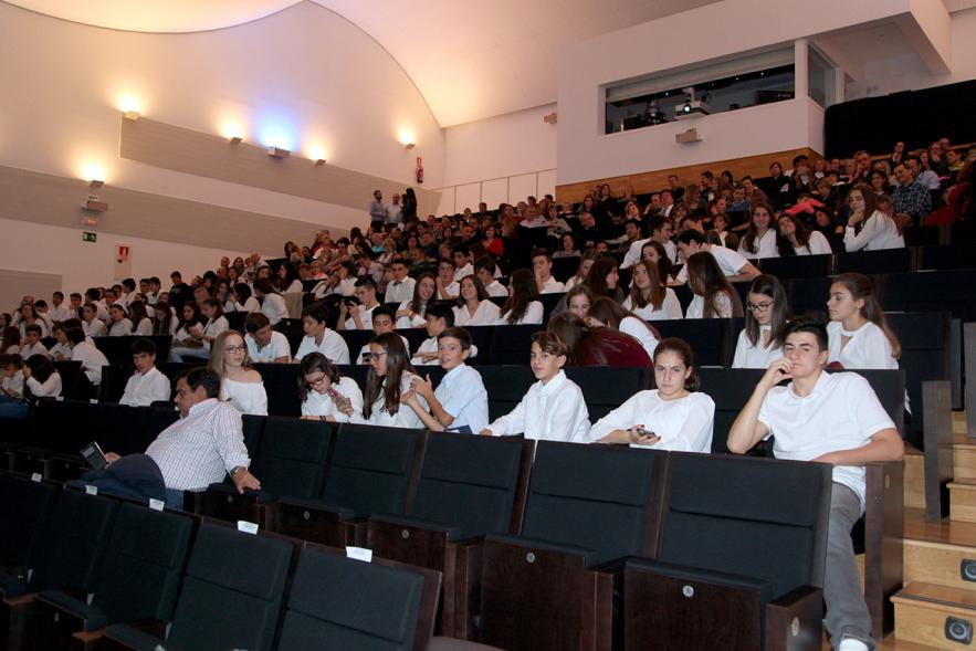 Entrega de 100 Becas FUNDAL 2017 - Imagen de los alumnos sentados entre el público antes de recibir su beca.