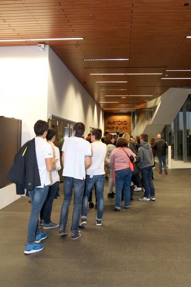 Entrega de 100 Becas FUNDAL 2017 - Imagen de los alumnos en el hall de la sala donde se va a celebrar el acto.