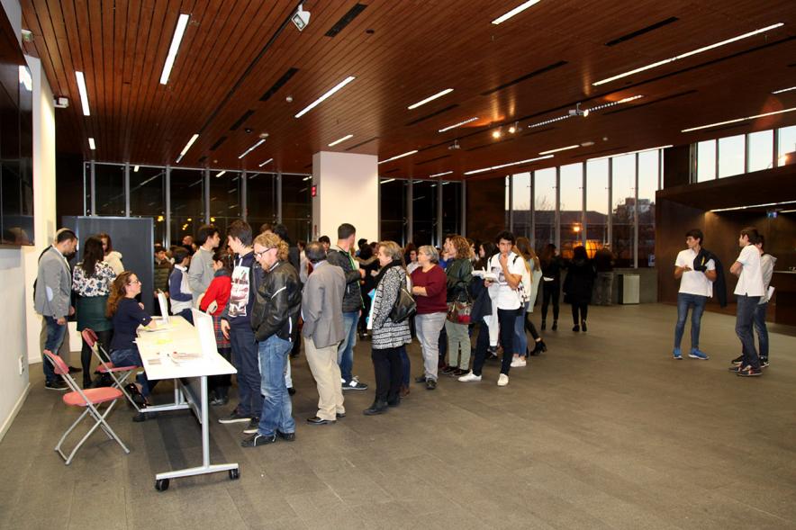 Entrega de 100 Becas FUNDAL 2017 - Imagen de personas llegando al hall de la sala donde se va a celebrar el acto.