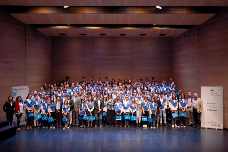 Entrega 100 Becas FUNDAL 2016 - Imagen de todo el grupo en el escenario.