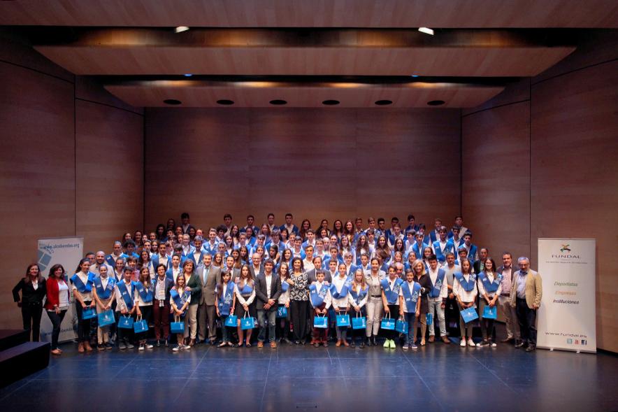 Entrega 100 Becas FUNDAL 2016 - Imagen del escenario con todos los alumnos becados.