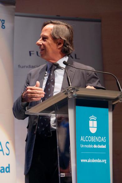 Entrega 100 Becas FUNDAL 2016 - Imagen del alcalde García de Vinuesa dirigiéndose a los asistentes.