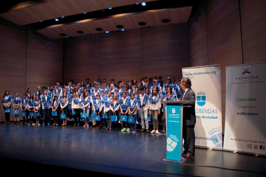 Entrega 100 Becas FUNDAL 2016 - Imagen del alcalde García de Vinuesa dirigiéndose a los asistentes.