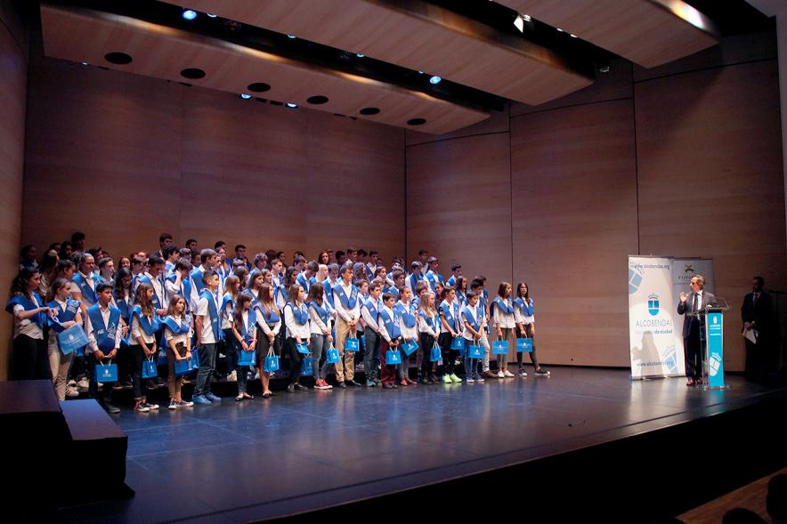 Entrega 100 Becas FUNDAL 2016 - Imagen del alcalde García de Vinuesa dirigiéndose a los asistentes.