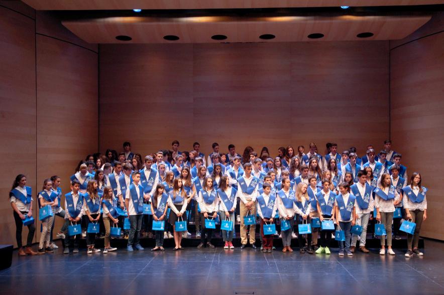 Entrega 100 Becas FUNDAL 2016 - Imagen del escenario con todos los alumnos becados.