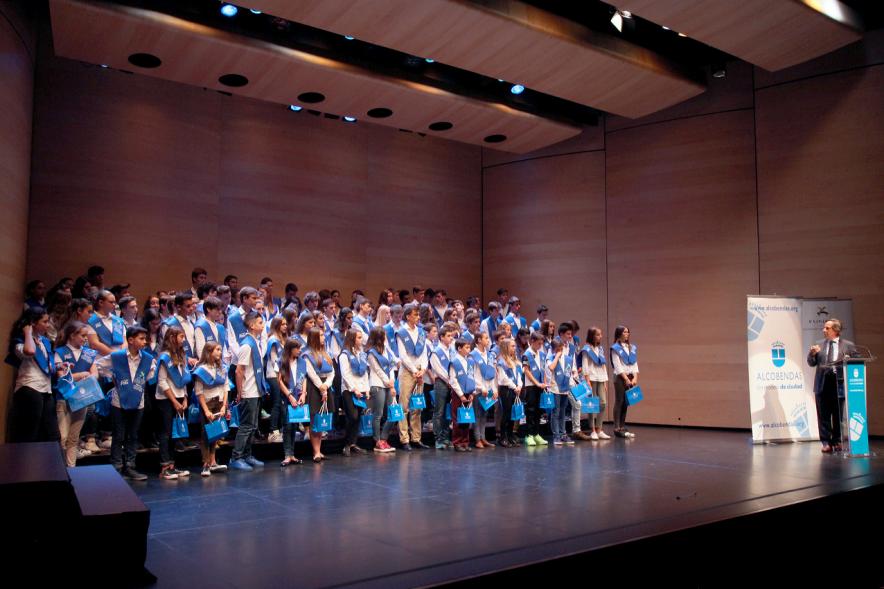 Entrega 100 Becas FUNDAL 2016 - Imagen del alcalde García de Vinuesa dirigiéndose a los asistentes.