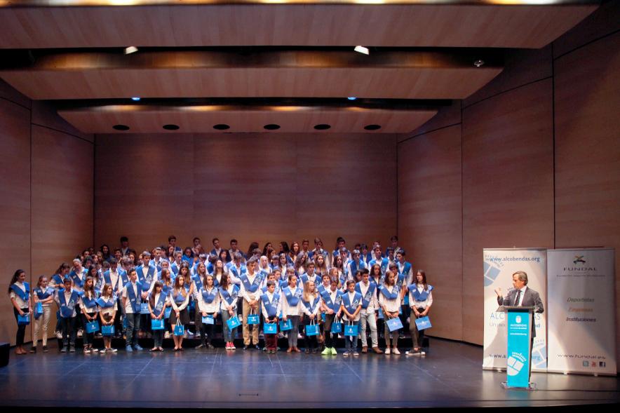Entrega 100 Becas FUNDAL 2016 - Imagen del alcalde García de Vinuesa dirigiéndose a los asistentes.