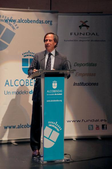 Entrega 100 Becas FUNDAL 2016 - Imagen del alcalde García de Vinuesa dirigiéndose a los asistentes.