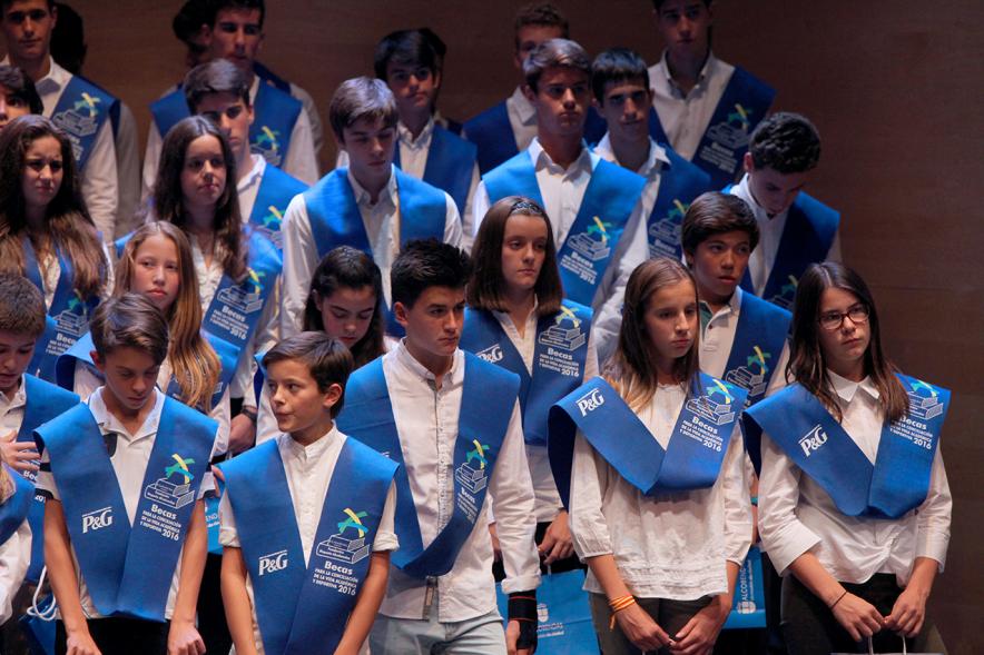 Entrega 100 Becas FUNDAL 2016 - Imagen de los estudiantes becados.