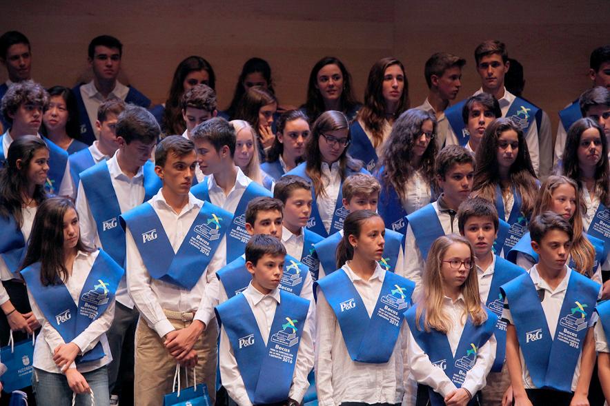 Entrega 100 Becas FUNDAL 2016 - Imagen de los estudiantes becados.