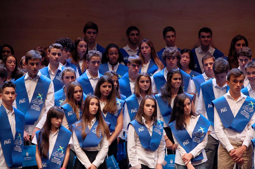Entrega 100 Becas FUNDAL 2016 - Imagen de los estudiantes becados.