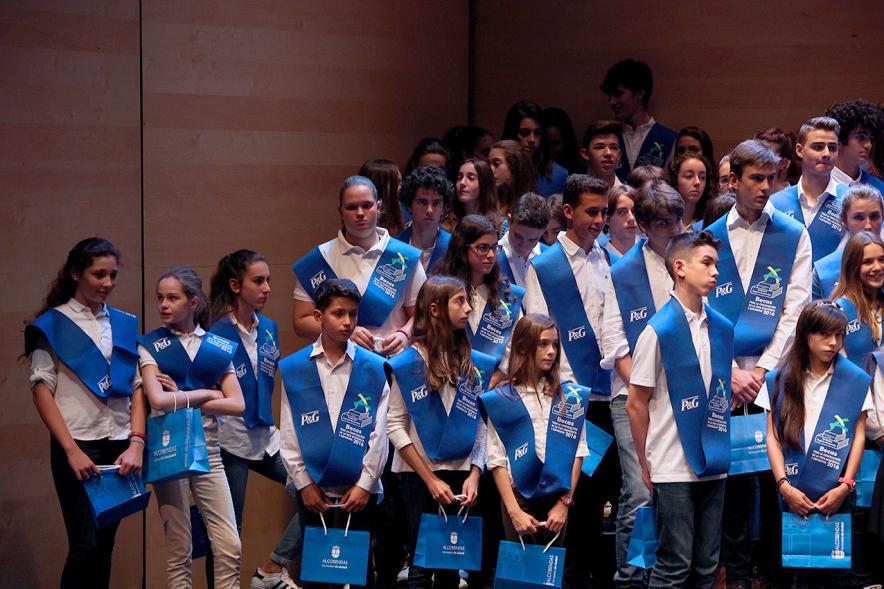 Entrega 100 Becas FUNDAL 2016 - Imagen de los estudiantes becados.