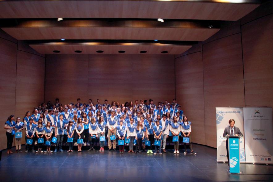 Entrega 100 Becas FUNDAL 2016 - Imagen del alcalde García de Vinuesa dirigiéndose a los asistentes.