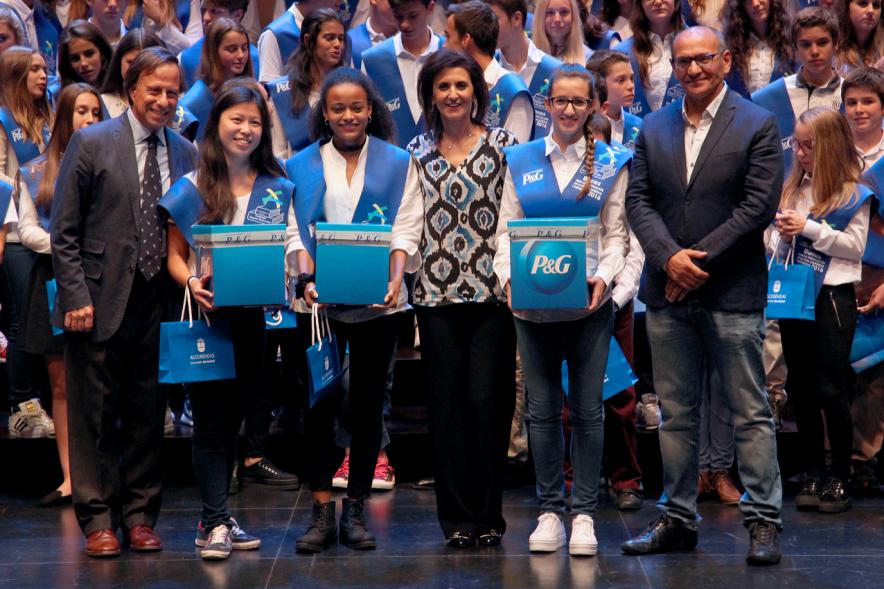 Entrega 100 Becas FUNDAL 2016 - Imagen de los estudiantes becados recibiendo premios de manos de las autoridades.