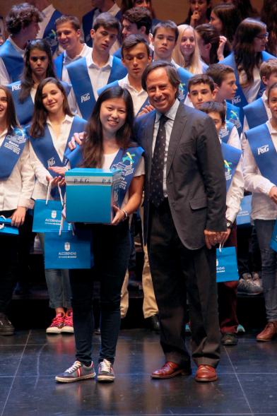 Entrega 100 Becas FUNDAL 2016 - Imagen del alcalde García de Vinuesa con una alumna premiada.
