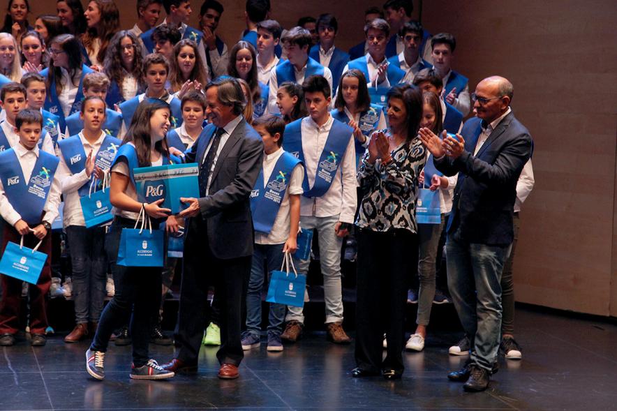 Entrega 100 Becas FUNDAL 2016 - Imagen del alcalde García de Vinuesa con una alumna premiada.