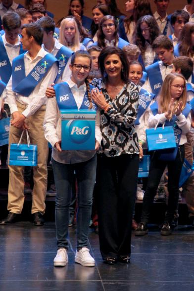 Entrega 100 Becas FUNDAL 2016 -Imagen de alumna premiada con una autoridad.
