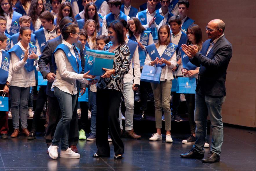Entrega 100 Becas FUNDAL 2016 - Imagen de alumna premiada con una autoridad.
