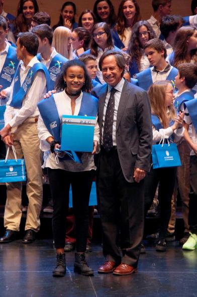 Entrega 100 Becas FUNDAL 2016 - Imagen del alcalde García de Vinuesa con una alumna premiada.