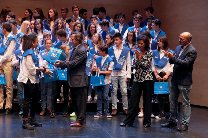 Entrega 100 Becas FUNDAL 2016 - Imagen del alcalde García de Vinuesa con una alumna premiada.