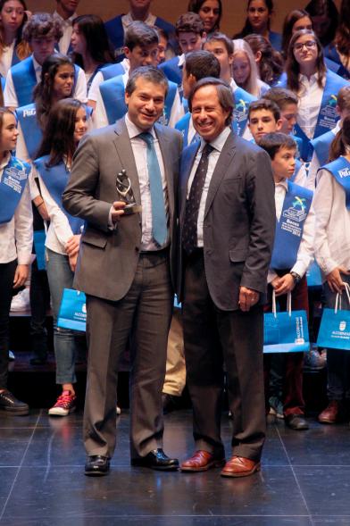 Entrega 100 Becas FUNDAL 2016 - Imagen del alcalde García de Vinuesa con una autoridad premiada.