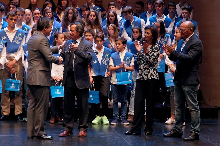 Entrega 100 Becas FUNDAL 2016 - Imagen del alcalde García de Vinuesa con una autoridad premiada.