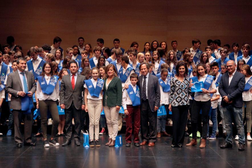 Entrega 100 Becas FUNDAL 2016 - Imagen de todo el grupo en el escenario.