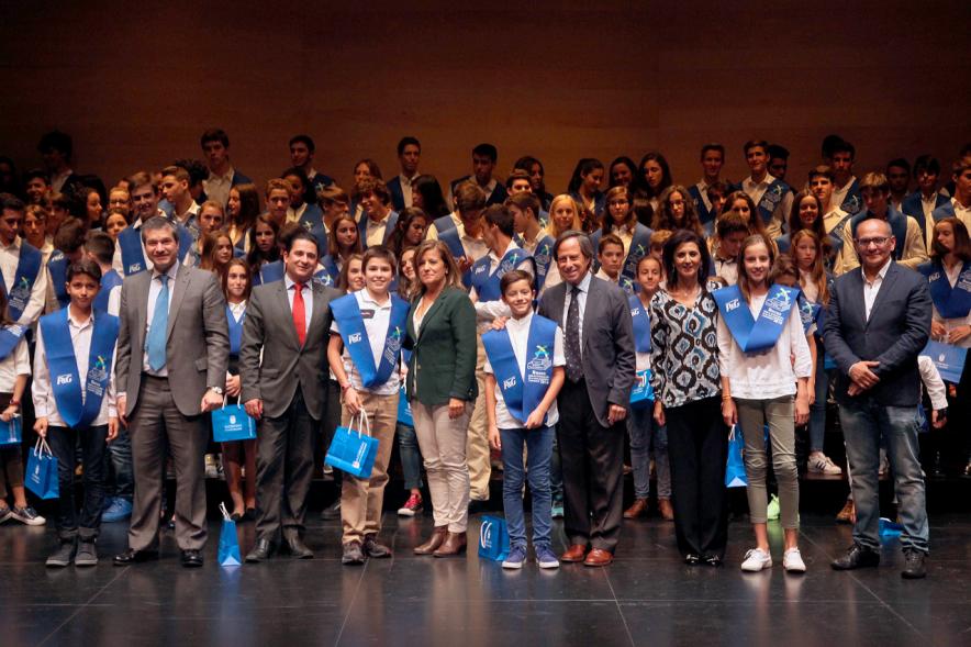 Entrega 100 Becas FUNDAL 2016 - Imagen de todo el grupo en el escenario.