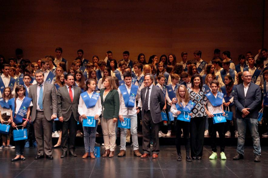 Entrega 100 Becas FUNDAL 2016 - Imagen de todo el grupo en el escenario.