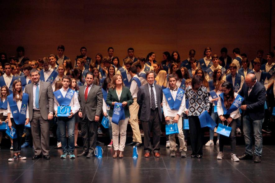 Entrega 100 Becas FUNDAL 2016 - Imagen de todo el grupo en el escenario.