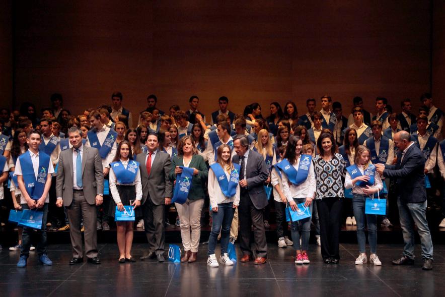Entrega 100 Becas FUNDAL 2016 - Imagen de todo el grupo en el escenario.