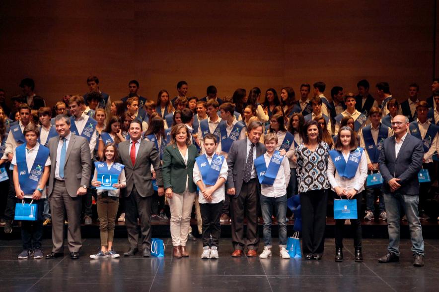Entrega 100 Becas FUNDAL 2016 - Imagen de todo el grupo en el escenario.