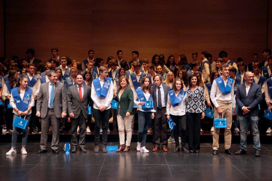 Entrega 100 Becas FUNDAL 2016 - Imagen de todo el grupo en el escenario.